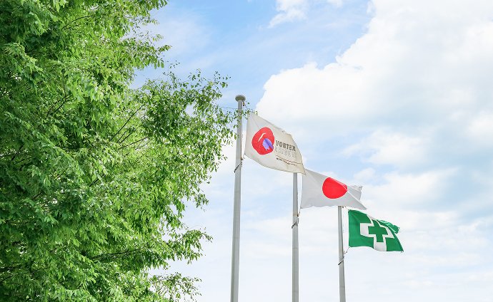 敷地内にある日本国旗と会社ロゴ