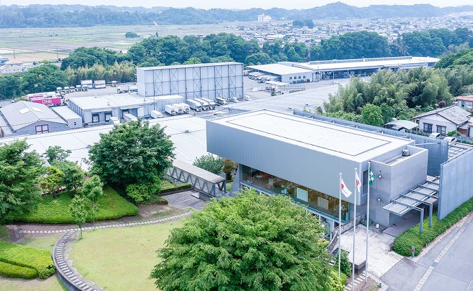 社屋を含めた広い敷地の全体像