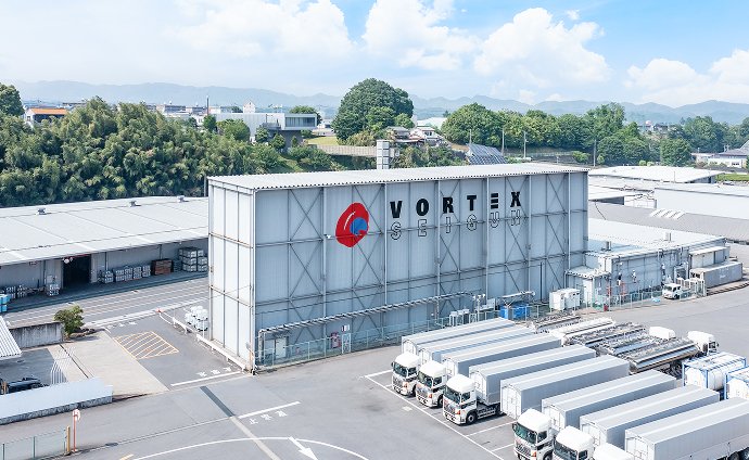 トラックを含む敷地内の全体